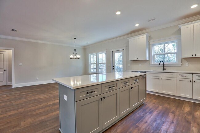 Building Photo - 43 Sarlan Garden Dr