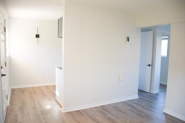 Building Photo - 211 Circle Dr