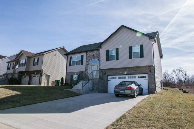 Primary Photo - Pet Friendly Four Bedroom with Basement!