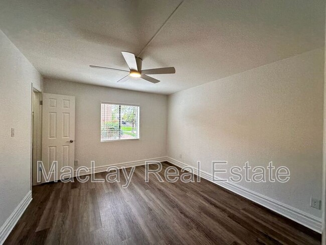 Building Photo - 3825 E Camelback Rd