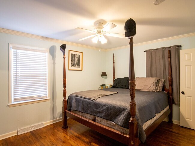 Building Photo - Three Bedroom Brick Ranch in National Hills!