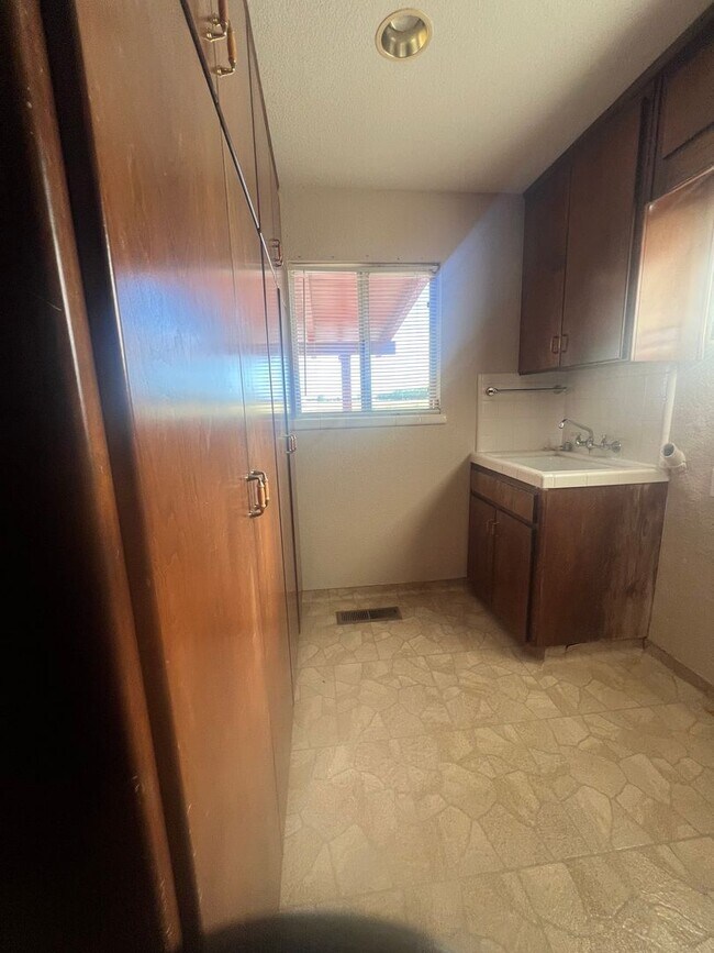 Building Photo - Nothing but short of Amazing - 3 Bedroom home!