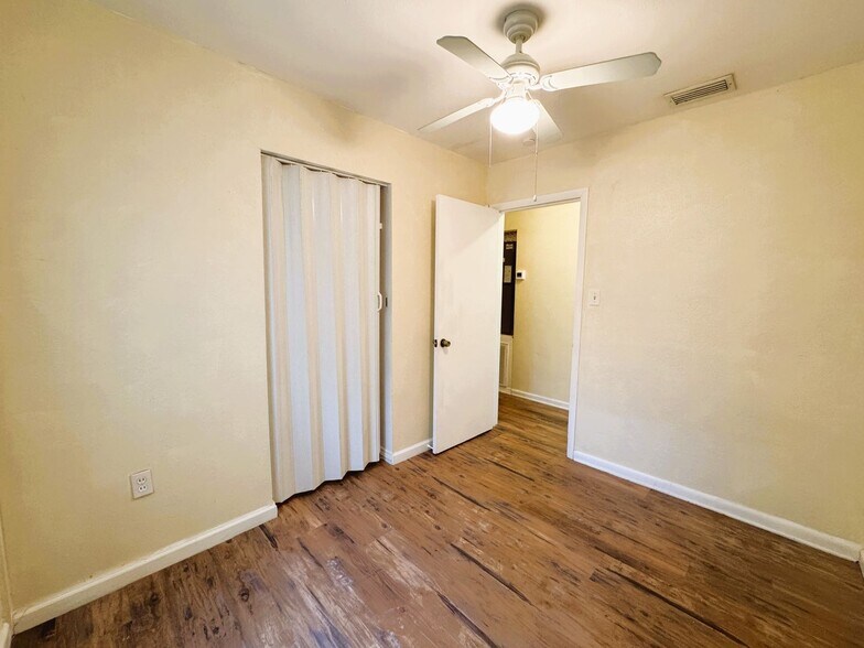 Building Photo - Cozy 3 Bedroom Home with Updated Kitchen and Spacious Yard in Port Charlotte