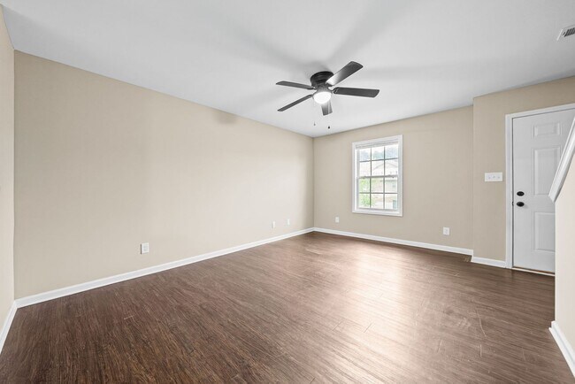 Building Photo - 148 Center Pointe Dr