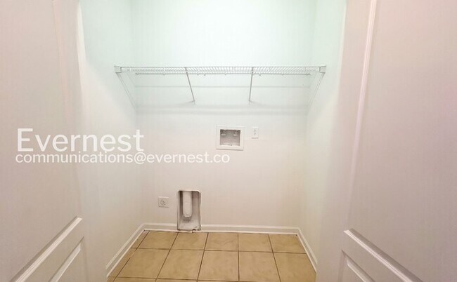 Building Photo - 3 Bed, 2 Bath Home with Garage / Available Now!
