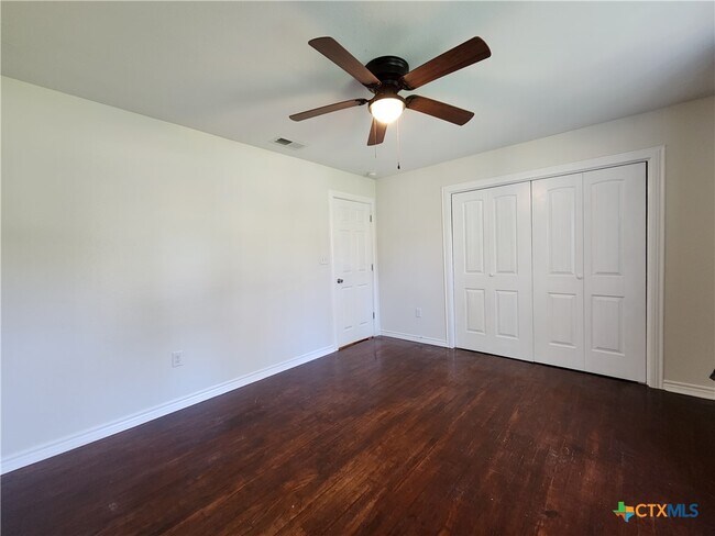 Building Photo - 521 Willow Ave