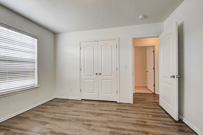 Building Photo - 608 Cavecreek St