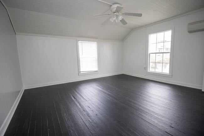 Building Photo - 2 Bedroom, 1.5 Bath in West Columbia, Step...