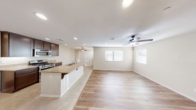 Building Photo - Beautiful 4 bedroom 3 bath Home