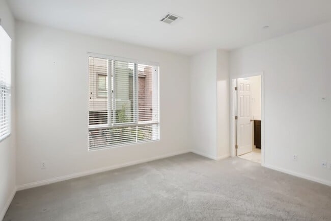 Building Photo - 3 Bed Nicely Upgraded Summerlin TownHome