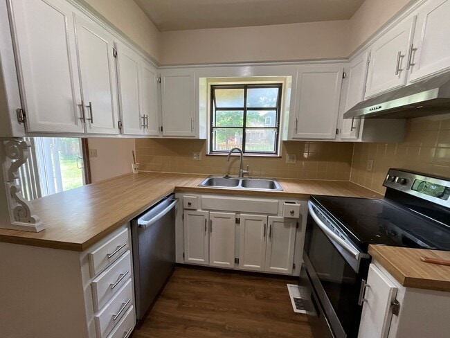 Building Photo - 3 bedroom townhome