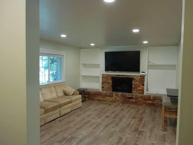 Building Photo - 996 Thrushwood Dr