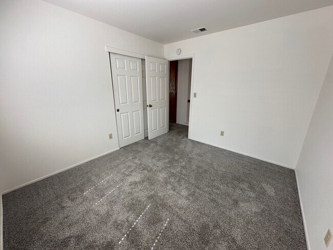 Building Photo - Beautiful 4 Bedroom, 2.5 Bath Tracy Home