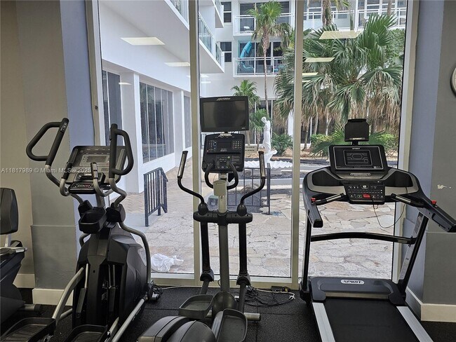 Building Photo - 2030 S Ocean Dr