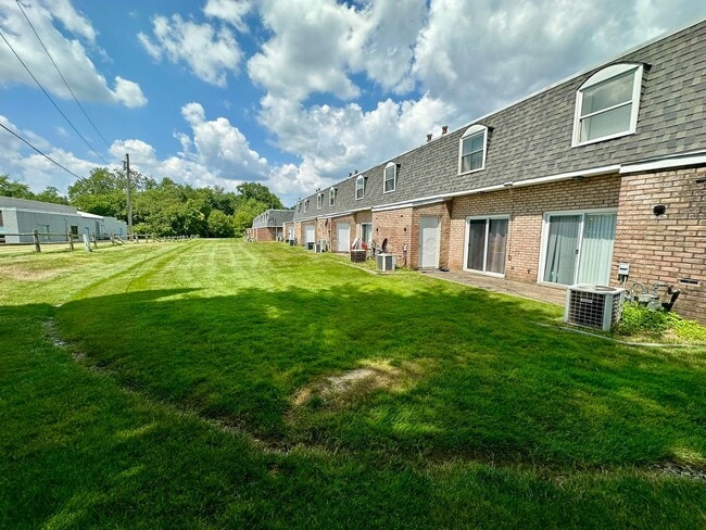Building Photo - Bright & Spacious Two Bedroom in Zelienopl...