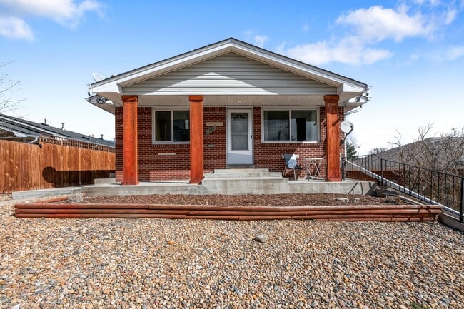 Building Photo - Gorgeous Furnished Two Bedroom in Sloans L...