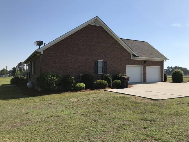 Building Photo - 4 bd 2 bth all brick w/ 2 car garage locat...