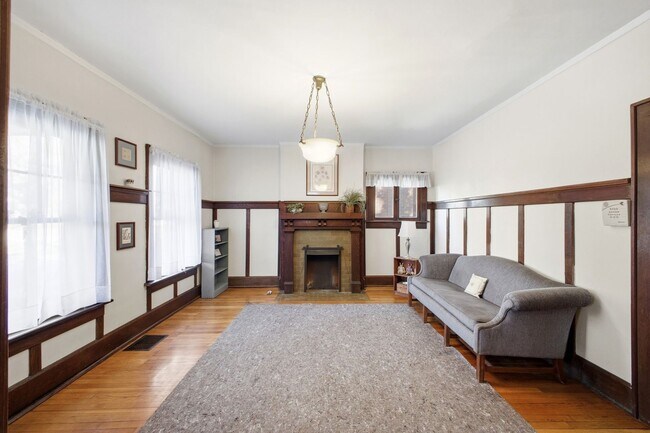 Building Photo - 6+BR House on E. Lane – Central Campus – Newly Renovated + Free Parking – Flexible Move-In