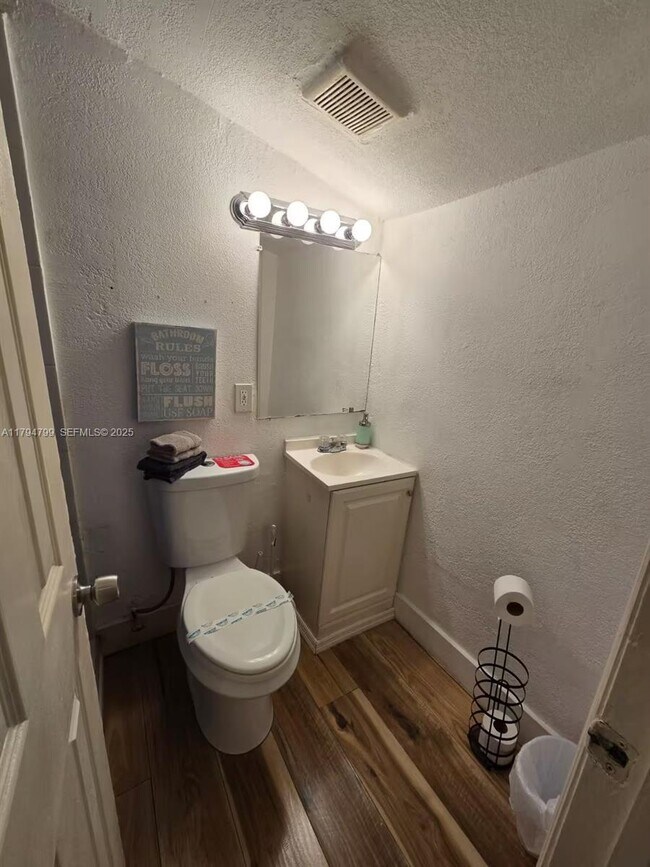 Building Photo - 7638 N Miami Ave