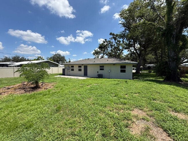 Building Photo - 3 Bedroom 2 Bath Single Family Home