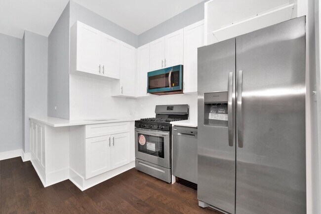 Building Photo - 845 N Damen Ave