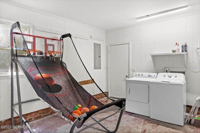 Building Photo - Fully Furnished Single Family Home - Long ...