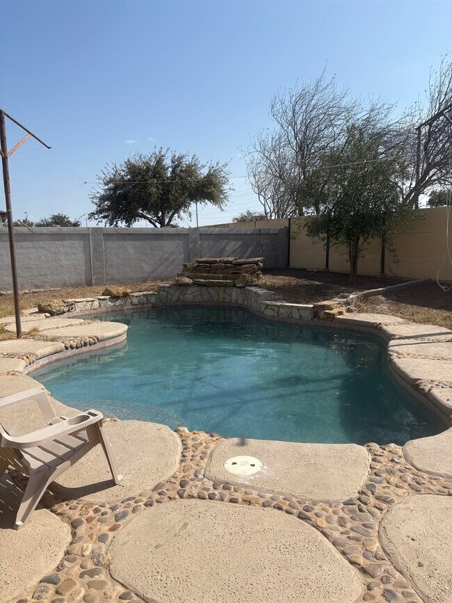 Building Photo - 405 Michoacan Loop