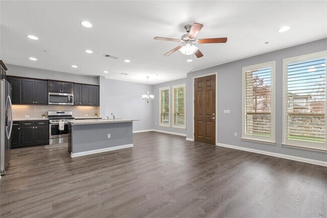 Building Photo - 13800 Lyndhurst St