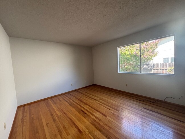 Building Photo - Central Roseville 3 Bedroom 2 Bath, Separa...