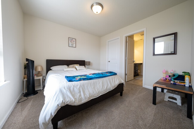 Building Photo - 5595 Queensland Ln N