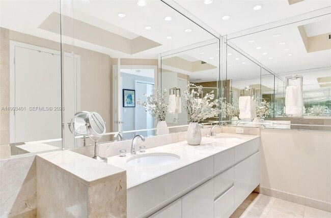 Building Photo - 848 Brickell Key Dr