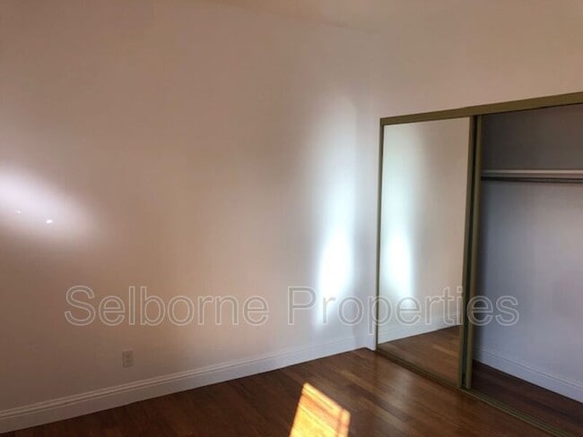 Building Photo - 939 International Blvd