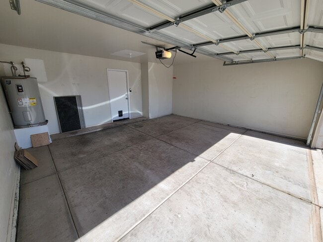 Building Photo - 564 W 12th St