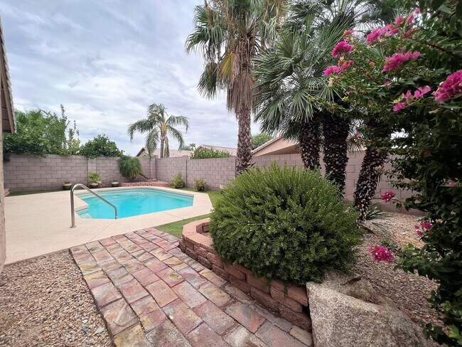 Building Photo - 4 BEDROOM WITH POOL