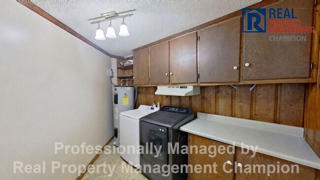 Building Photo - Charming 3 BD/2 BA Home Just 2 Miles from Camp Lejeune Main Gate