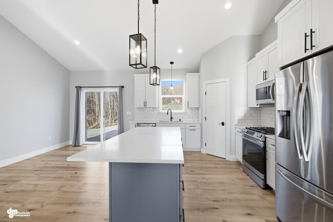 Building Photo - 4 Bedroom | 2.5 Bathroom | 2 Car Garage - Convenient Location!