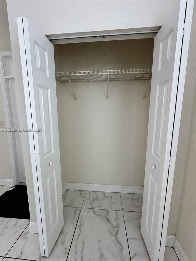 Building Photo - 912 NW 9th Ave