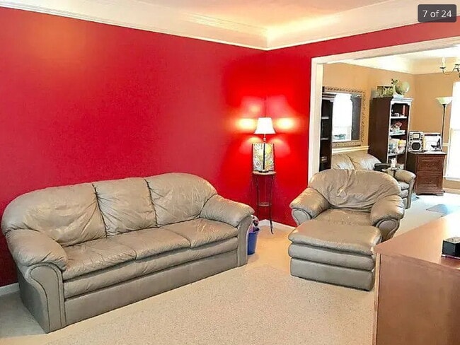 Building Photo - 4 bed/3bth with over 2000 sq ft. In beauti...