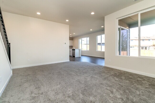 Building Photo - Scenic Auburn Living with Modern Comfort & Easy Seattle/Tacoma Access