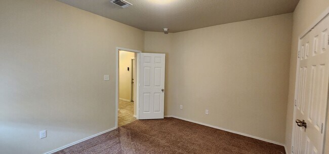 Building Photo - Beautiful 3 Bedroom House