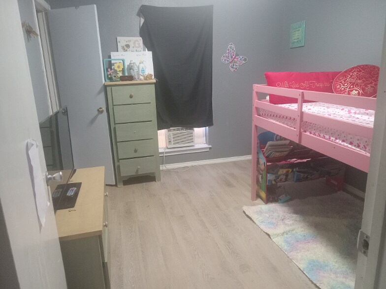 Building Photo - 703 E 10th St