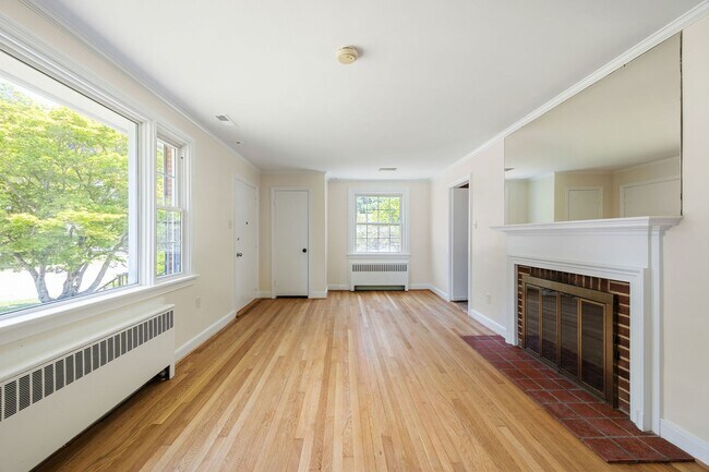 Building Photo - Beautiful 2 Bedroom Corner Lot of Park Ave! ***Available Late June 2026***