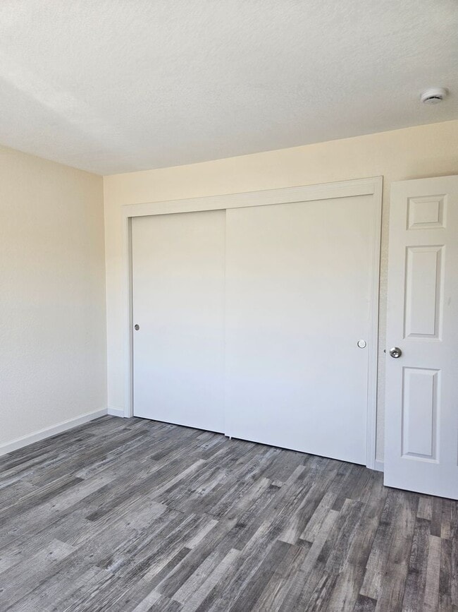 Building Photo - 2 bedroom or 1 bed with loft