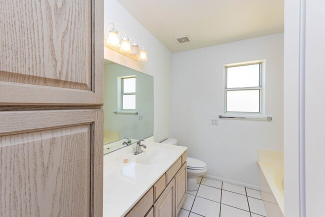 Building Photo - Long Term 4 Bedroom Rental with a Beautifu...