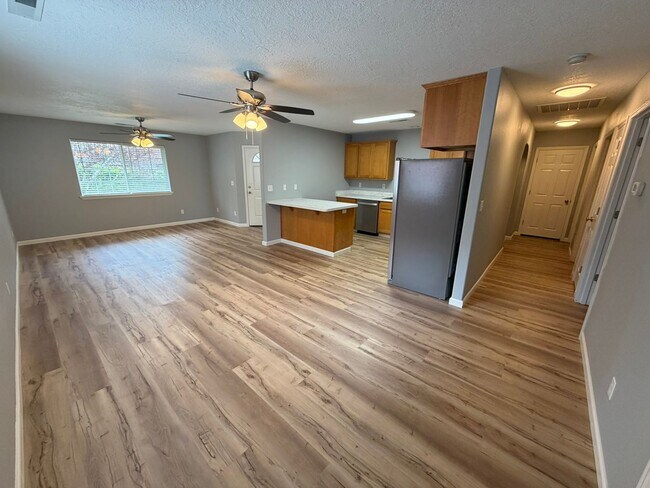 Building Photo - Large 2 Bedroom with Fenced Yard!