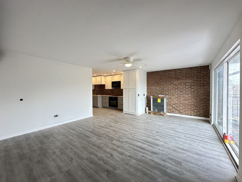 Building Photo - 5947 W Montrose Ave