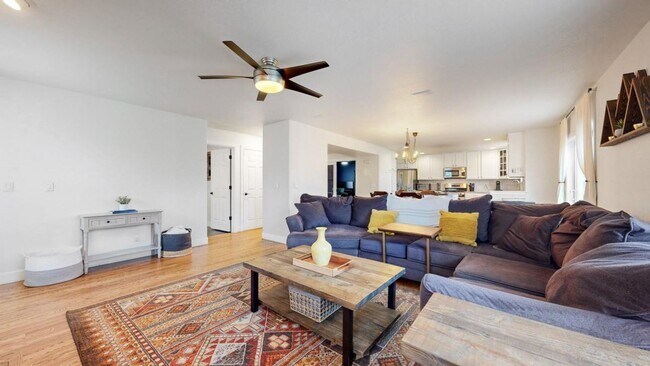 Building Photo - Beautiful Home in the Ridge Crest Neighbor...