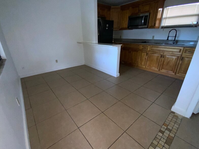 Built-in microwave - 611 S Pine St
