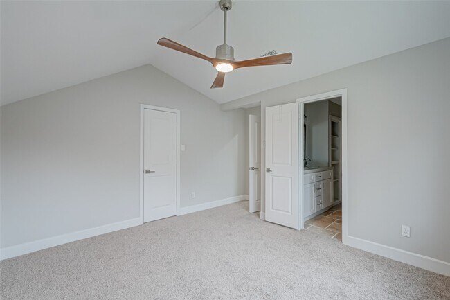 Building Photo - 915 Daria Dr