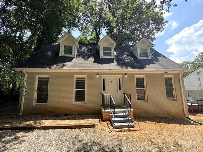 Building Photo - 620 Pinecrest Dr
